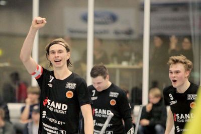 Mikkel Skov (t.v.) blev kåret til pokalfighter og scorede tre mål, da Sunds Seahawks i 2018 vandt pokalfinalen med en sejr over Frederikshavn. I aften kan holdet ved Final4 i Frederikshavn kvalificere sig til en ny finale, når det gælder semifinalen mod Rødovre. Finalen spilles søndag. Foto: Birgitte Rødkær