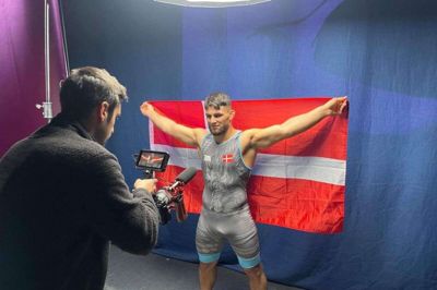 Turpal Bisultanov poserer med dannebrog efter sin EM-triumf i Budapest, Ungarn. Foto: Privatfoto