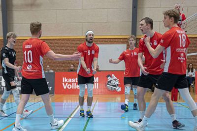 Spillerne fra Ikast Volley Rams jubler efter en vundet duel i aftes mod Marienlyst-Fortuna, som hjemmeholdet nedlagde i tre sæt. Foto: Hamistolen.dk
