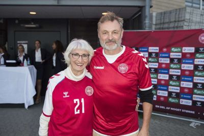 Herningensiske Claus Elming, her i selskab med sin mor Inge-Lise Elming, var med til at grundlægge Herning Hawks og er stolt af, at gode folk stadig er aktive i klubben. Foto: Henrik R. Pedersen/Ritzau Scanpix