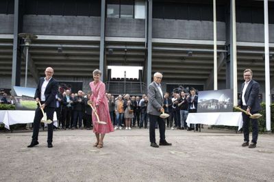 Kommerciel direktør Jacob Jørgensen fra FCM, borgmester Dorte West fra Herning Kommune, stifter og direktør Kurt Poulsen fra KPC og administrerende direktør Claus Steinlein fra FCM tager første spadestik til den nye, store udvidelse af MCH Arena. Foto: Tom Laursen