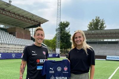 Olivia Møller Holdt (t.h.) blev her til formiddag præsenteret som ny spiller hos den svenske storklub FC Rosengård. Til venstre ses Malmö-klubbens sportschef, Terese Sjögran. Foto: FC Rosengård