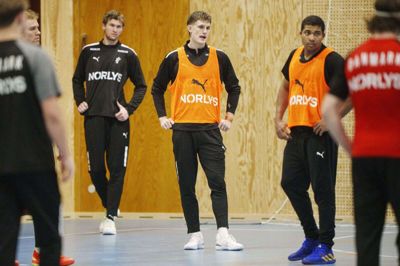 Med tredobbelte venstremestre som Magnus Landin (til venstre) og Mads Mensah (til højre) som holdkammerater er Oskar Vind i fint selskab i denne uge.