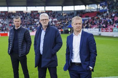 Mads Agesen (til venstre) skifter fra et job i Randers og bliver i stedet sportschef i Viborg FF. (Arkivfoto).