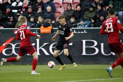 Victor Bak Jensen presses af Lyngbys dobbelte målscorer, Sævar Atli Magnússon. Foto: Chresten Bergh