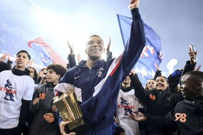 Kylian Mbappé scorede lørdag sit mål nummer 201 for Paris Saint-Germain, da Nantes blev slået med 4-2. Det blev markeret med en hyldest til angrebsspilleren.