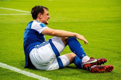 Kristian Riis ømmer sig. Den uheldige, tidligere FCM-spiller er igen ramt af en længerevarende skade, og han kommer ikke på banen for Lyngby mod sin gamle klub i søndagens kamp på MCH Arena. Foto: Tobias Jørgensen/Ritzau Scanpix