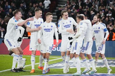 FCK-spillere jubler, efter at Diogo Goncalves har scoret sit første officielle mål for klubben. Han scorede til 1-0 på straffespark mod OB.