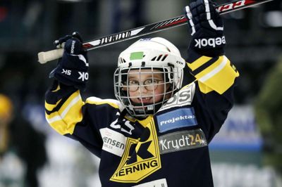 Seksårige Oskar Brade Arpaci er én af de 42 elever fra 0. klasse på Herningsholmskolen, der i løbet af denne sæson fem gange har været på isen gennem et nyt projekt hos Herning Ishockey Klub. Ved at samarbejde med skolen håber klubben, at man kan få fat på nogle medlemmer, der ikke af sig selv ville have fundet til Holing. Oskar blev fanget med det samme og er efterfølgende blevet meldt ind på klubbens U7-hold.