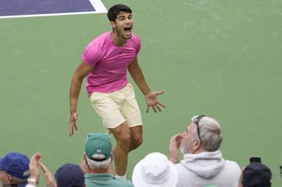 Der var ingen slinger i valsen, da Carlos Alcaraz slog russiske Daniil Medvedev 6-3, 6-2.