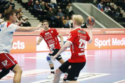 Bjarke Nybo Jørgensen (t.h.) og Mathias Nikolajsen i aktion i hjemmekampen mod Kolding, som blev spillet i november sidste år. Kolding vandt 30-22. Foto: Malene Tswai