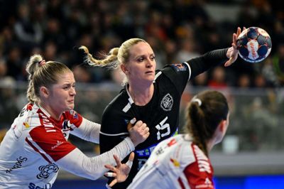 Sarah Iversen (t.v.) og resten af Ikast-forsvaret havde helt styr på Kinga Debreczeni-Klivinyi (i.m.) og de øvrige spillere fra Siófok KC. Foto: Ritzau Scanpix