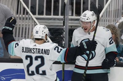 Oliver Bjorkstrand jubler med topscorer Vince Dunn, efter at canadieren har scoret sejrsmålet til 2-1. Herningenseren stod for oplægget. Tidligere i kampen scorede Bjorkstrand selv målet til 1-1. Foto: Ritzau Scanpix