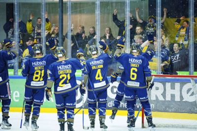 Omkring 50 Blue Fox-fans havde taget turen med til Frederikshavn, hvor de havde en herlig aften, der sluttede med, at spillerne skulle hyldes på isen. Foto: Bo Amstrup/Ritzau Scanpix