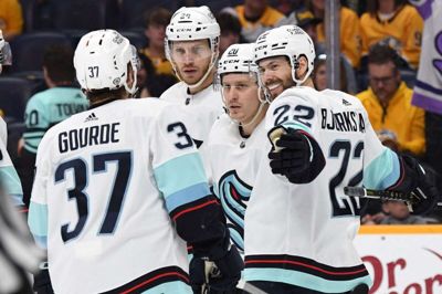 Oliver Bjorkstrand (t.h.) og Seattle Kraken jubler efter en scoring af Eeli Tolvanen på udebane mod Nashville Predators i nat dansk tid. Foto: Ritzau Scanpix
