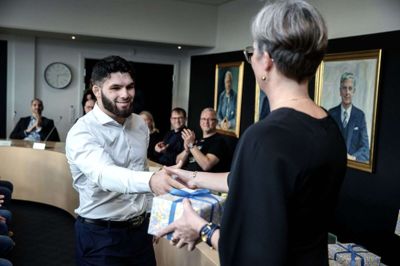 Turpal Bisultanov fik håndtryk og gave af borgmester Dorte West (V) ved den årlige uddeling af byrådets hæderspriser i Herning Kommune, der fandt sted i mandags. Foto: Chresten Bergh