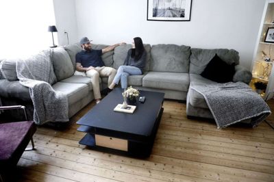 Ægteparret Mac og Keara Carruth kom til Herning sidste sommer og flyttede ind i en lejlighed i Sjællandsgade, som Blue Fox stiller til rådighed for målmanden. Som noget af det første fik de en ny sofa - som de er meget glade for - ind i stuen. Foto: Henrik Ole Jensen