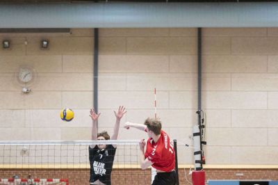 Ikast-kaptajn Simon Uhrenholt (18), der her scorer et af sine 25 point i aftes i DM-semifinalen mod Nordenskov, er på vej mod et tysk volleyball-eventyr. Foto: Erik Kreuzfeldt