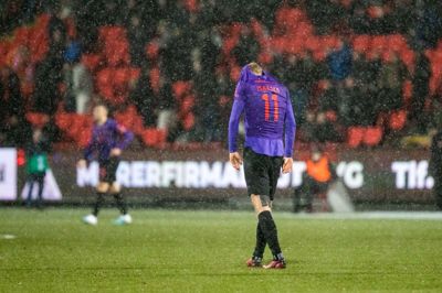 6. marts 2023: Gustav Isaksen græmmer sig efter 0-0-opgøret på udebane mod AaB. Det var tredjesidste kamp i grundspillet, og garnet begyndte at stramme til i forhold til at nå top-seks for FCM. Tilmed var præstationen alt andet end lovende. Foto: Ritzau Scanpix