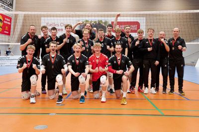 Spillere, trænere og ledere hos ligamændene i Ikast KFUM Volley kunne i aftes juble over historiske bronzemedaljer. Foto: Hamistolen.dk