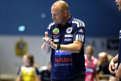 Cheftræner Jakob Andreasen står onsdag aften i spidsen for Silkeborg-Voel i kvindernes liga for sidste gang efter 17 sæsoner på posten. Foto: Ole Nielsen