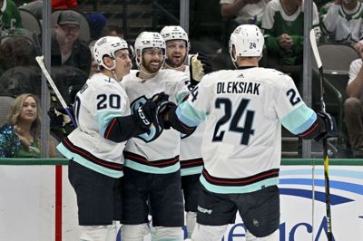 Oliver Bjorkstrand (nummer to fra venstre) tiljubles af holdkammeraterne efter sin scoring i nat, der var med til at sikre Seattle Kraken 5-4-sejren over Dallas Stars i NHL-slutspillet. Foto: Ritzau Scanpix