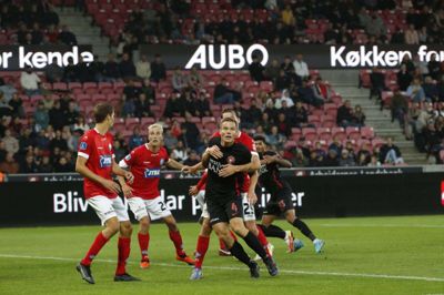 Stefan Gartenmann (4) og holdkammeraterne fra FCM blev pakket helt ind, sidst Silkeborg IF besøgte MCH Arena i Herning. Det var 22. juli 2022, hvor lokalrivalerne fra øst vandt 3-1 i superligaen. Foto: Malene Tswai