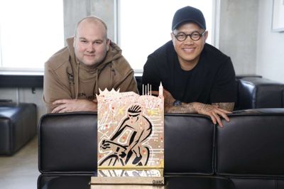 Steffan Bill (t.v.) fra arrangørgruppen bag Grand Prix Herning og kunstneren Quang Ramsing Fleuret viser årets vindertrofæ frem. Foto: Henrik Ole Jensen