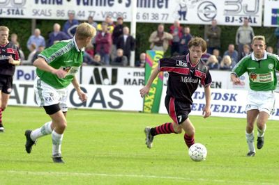 FC Midtjyllands første hjemmekamp mod Viborg FF blev spillet 26. november 2000 på Ikast Stadion. Gæsterne kom foran med 2-0, før Christian Lundberg, Søren Skriver og Jesper Søgaard vendte kampen på hovedet og sørgede for en 3-2-føring. I slutfasen scorede Viborg dog tre gange og hentede dermed en sejr på 5-3. På billedet er det FCM’s Kenneth Møller Pedersen. Foto: Michael Svenningsen