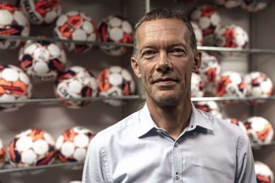 Erik Brøgger Rasmussen har tirsdag sin blot anden arbejdsdag i Dansk Boldspils-Union (DBU).