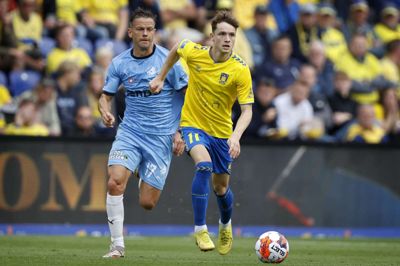 Mads Albæk (t.v.), der her jagter Brøndbys Håkon Evjen, spillede i FC Midtjylland fra 2004 til 2013. Søndag gæster han og Randers FC atter MCH Arena i Herning.