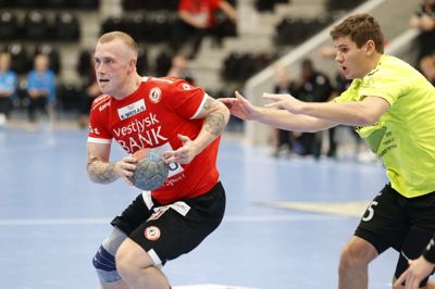 Sebastian Wistoft Jensen (t.v.) returnerer til HC Midtjylland efter denne sæson. Den 27-årige midtjyde spillede for Herning-klubben fra 2018 og seks sæsoner frem. Foto: Henrik Ole Jensen