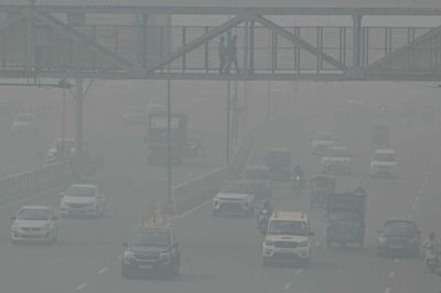 Forureningen er i øjeblikket voldsom i New Delhi, der har over 30 millioner indbyggere. Her er et billede fra en vej søndag.