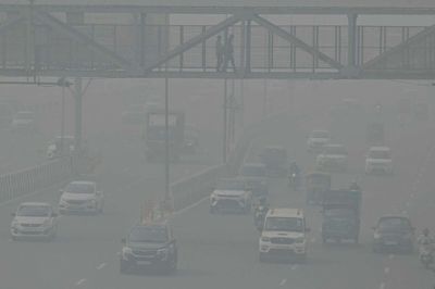 Forureningen er i øjeblikket voldsom i New Delhi, der har over 30 millioner indbyggere. Her er et billede fra en vej søndag.
