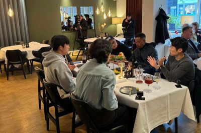 Adskillige kameraer - inklusive de små på bordet - blev sat op i Panorama, da Gue-Sung Cho gæstede restauranten. Privatfoto