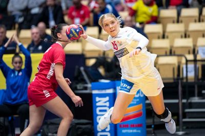<em id="emphasis">19-årige Julie Scaglione blev dansk topscorer med syv pletsklud, da det danske landshold kørte Chile over med hele 35 mål.</em>
