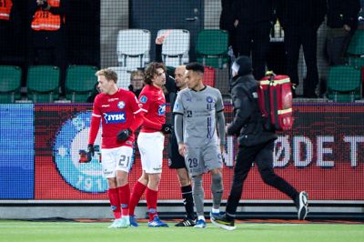 Dommer Peter Kjærsgaard giver et rødt kort til Silkeborg IF's Alexander Lind, mens læge og andre hjælpere haster ind til FCM-keeperen. Foto: Bo Amstrup/Ritzau Scanpix