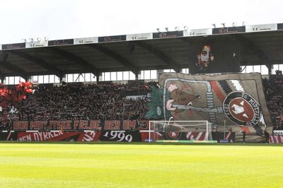 Lir på tribunen og flotte tifoer hører til stemningen, når FC Midtjylland og Viborg krydser klinger på fodboldbanen. Her har FCM-fansene valgt at afbillede Viborg som en rotte, der får smæk i FCM-fælden. Foto: Tom Laursen