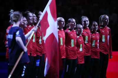 Det var tydeligt på de danske spillere, at de fik sig én på opleveren i Boxen fredag aften.