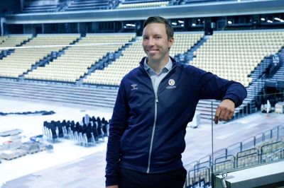 Om mindre end 14 dage går det løs i Boxen med kvindernes håndbold-VM. I den anledning havde Jens Jacob Juulsager, pressechef i Dansk Håndbold, inviteret den lokale presse til et statusmøde forud for VM.