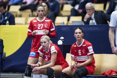 Ikast-playmakeren Simone Petersen (i.m.), der er flankeret af landsholdskammeraterne Louise Burgaard og Elena Elver, havde den bekymrede mine på under det overraskende nederlag i aftes mod Japan.