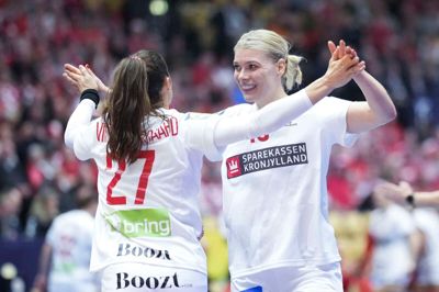 Færdigt arbejde! Louise Burgaard og Kathrine Heindahl lykønsker hinanden på vejen til sejren over Tyskland.