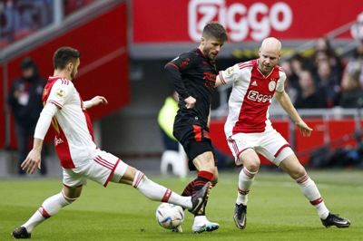 Lasse Schöne - her fra en kamp mod sin tidligere klub Ajax - var spillet 433 kampe i Æresdivisionen. (Arkivfoto).