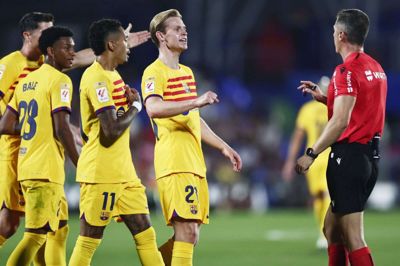 Det vil fra næste år blive muligt at høre, hvad dommerne i La Liga taler med hinanden om i forbindelse med VAR-kendelser. (Arkivfoto).