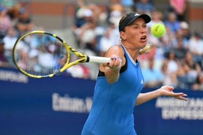 Caroline Wozniacki i aktion under US Open i comebackåret 2023. Hvornår var det egentlig, at hun oprindeligt meldte ud, at nu var det slut med tennis på øverste niveau?