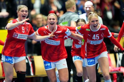 Dansk medaljejubel: Sarah Iversen, Simone Petersen og Julie Scaglione stormer ind på banen med glæden malet i ansigtet. De tre er klubkammerater i Ikast Håndbold sammen med Emma Friis.