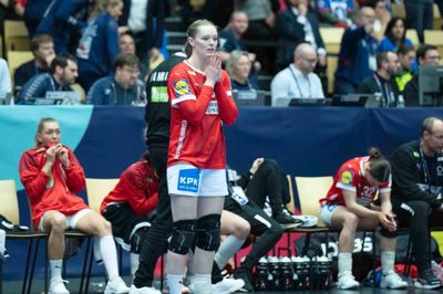 Fortvivlet og frustreret stirrer Anne Mette Hansen tomt ud i luften efter det danske nederlag i VM-semfinalen.