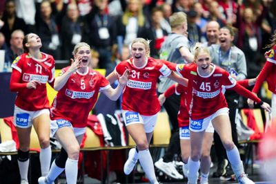 Tre Ikast-spillere spurter ind på banen i vild glæde, da slutsirenen hyler i Jyske Bank Boxen. Fra venstre er det Sarah Iversen, Simone Petersen og Julie Scaglione.