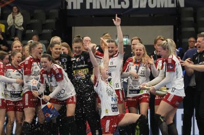 Anfører Stine Skogrand holder godt fast i European League-trofæet, mens Simone Petersen sprøjter champagne over blandt andre Julie Scaglione. Triumfen i Graz blev en foreløbig kulmination for det nye projekt hos håndboldkvinderne i Ikast, efter at de blev adskilt fra FC Midtjylland. Foto: Aleksandar Djorovic/Ritzau Scanpix