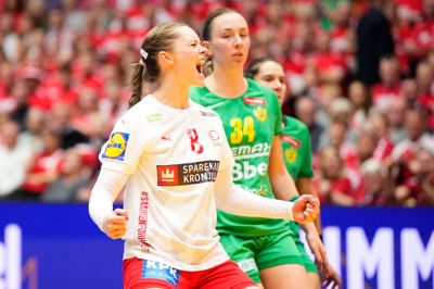 Anne Mette Hansen jubler over en af sine fem scoringer imod Montenegro. Hun og resten af danskerne er nu klar til en VM-semifinale imod Norge.
